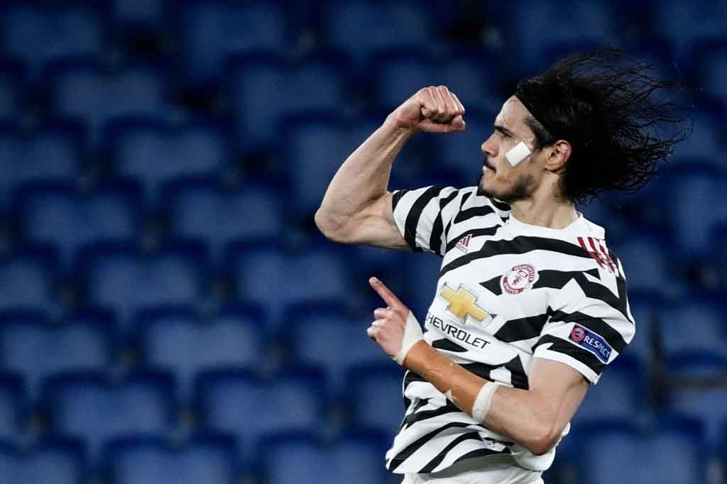 Cavani melakukan selebrasi usai menjebol gawang AS Roma.