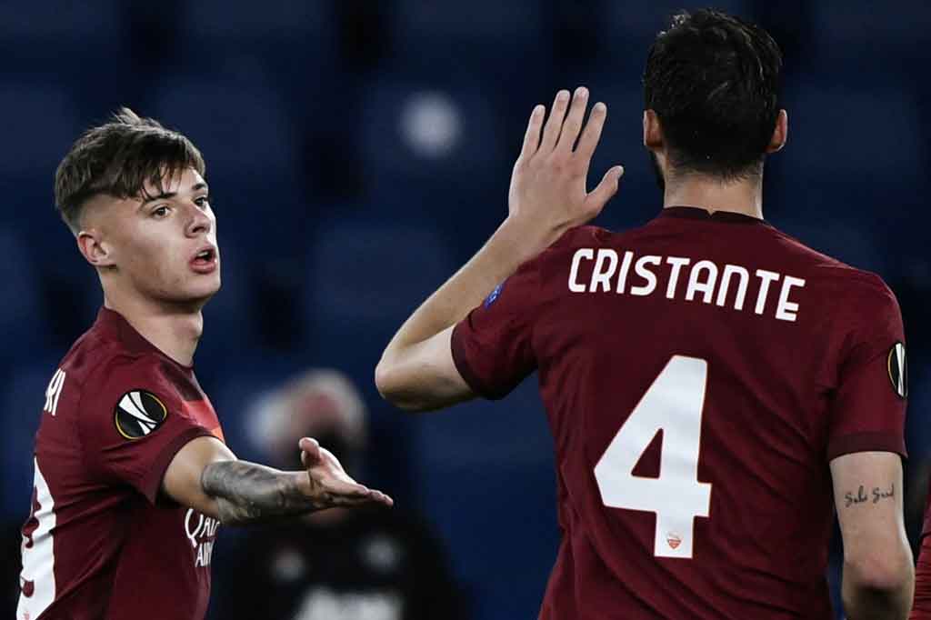 Tuan rumah kembali unggul pada menit ke-83 setelah tembakan voli Nicola Zalewski --yang baru merumput tujuh menit menggantikan Pedro-- membentur kaki Alex Telles sehingga mengecoh De Gea. Skor berubah menjadi 3-2.