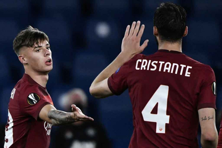 Tuan rumah kembali unggul pada menit ke-83 setelah tembakan voli Nicola Zalewski --yang baru merumput tujuh menit menggantikan Pedro-- membentur kaki Alex Telles sehingga mengecoh De Gea. Skor berubah menjadi 3-2.