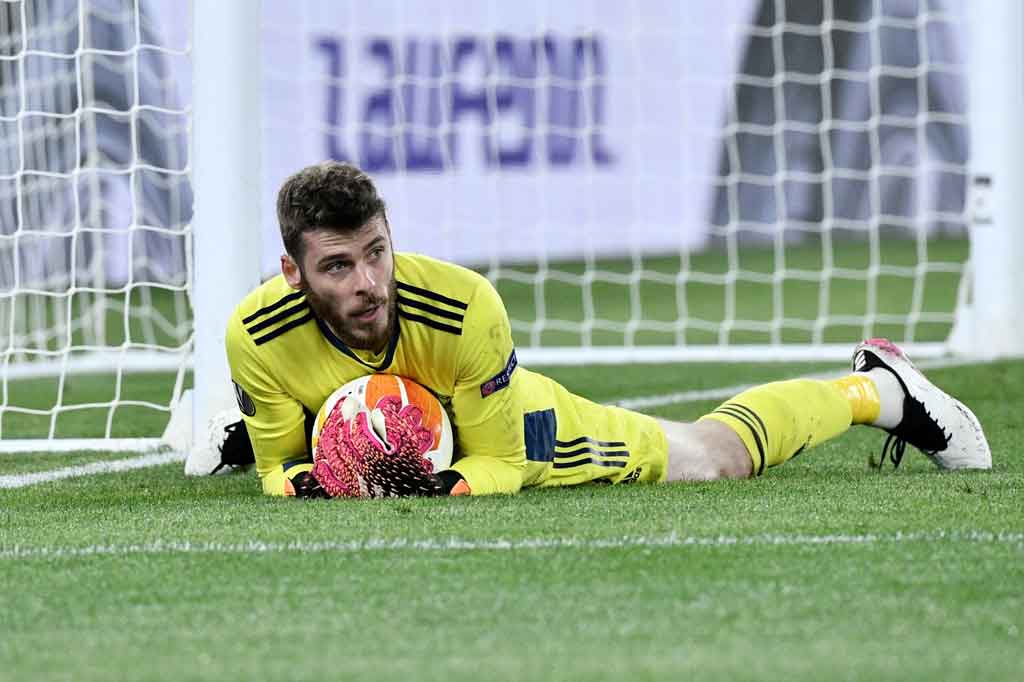 De Gea lantas dipaksa melakukan tiga penyelamatan gemilang beruntun demi mementahkan tembakan-tembakan yang dilepaskan Dzeko, Pedro, dan Henrikh Mkhitaryan.