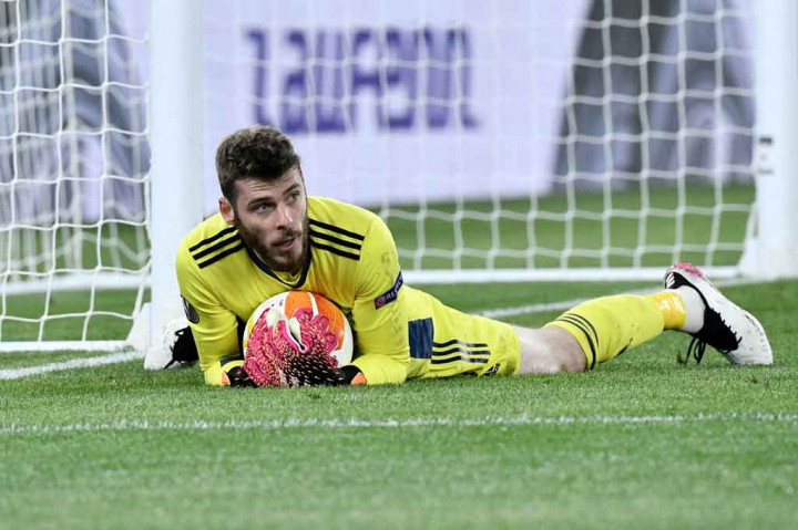 De Gea lantas dipaksa melakukan tiga penyelamatan gemilang beruntun demi mementahkan tembakan-tembakan yang dilepaskan Dzeko, Pedro, dan Henrikh Mkhitaryan.