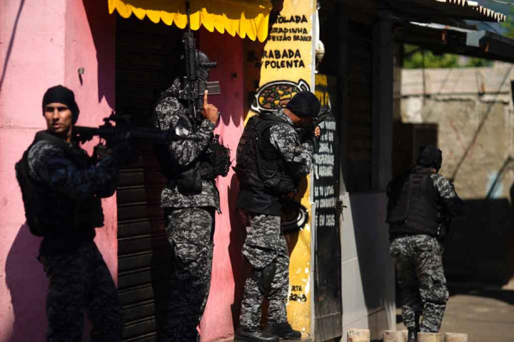 Petugas Polisi Sipil Rio melakukan operasi besar-besaran terhadap pengedar narkoba di favela Jacarezinho, di negara bagian Rio de Janeiro, Brasil, pada Kamis, 6 Mei 2021 waktu setempat.