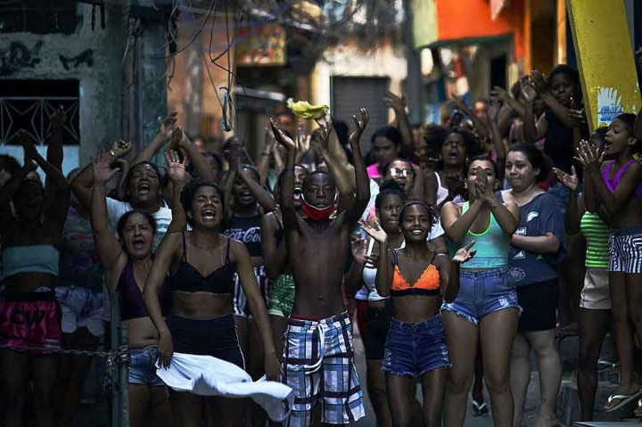 Operasi penggerebekan narkoba tersebut sempat mendapat perlawanan dari penduduk setempat.