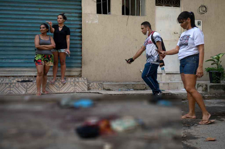 Sedikitnya 24 tersangka dan seorang polisi meninggal dunia akibat penggerebekan tersebut. 