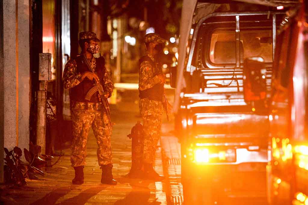 Tentara mengamankan sebuah tempat setelah ledakan bom melukai mantan Presiden yang juga Ketua Parlemen Maladewa saat ini Mohamed Nasheed di Male pada Kamis, 6 Mei 2021 waktu setempat. Serangan tersebut diduga merupakan upaya pembunuhan terhadap Nasheed.