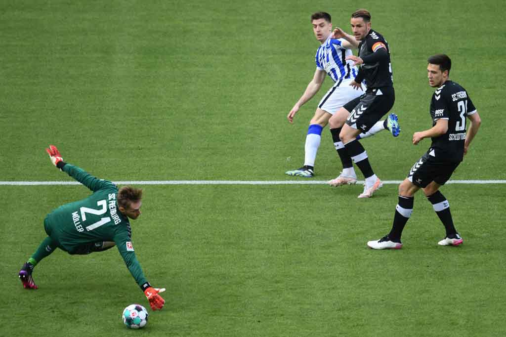 Kendati hanya punya waktu istirahat dua hari dari pertandingan sebelumnya, Hertha memasuki laga kontra Freiburg dengan cukup agresif dan mampu membuka keunggulan pada menit ke-13 lewat gol Krzysztof Piatek.