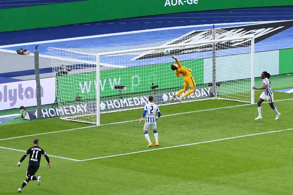 Freiburg yang relatif kesulitan menembus pertahanan tuan rumah terpaksa melakukan spekulasi jarak jauh. Sayang tembakan Ermedin Demirovic dari luar kotak penalti bisa diamankan kiper Alexander Schwolow.