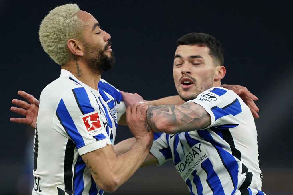 Lima menit jelang bubaran Nemanja Radonjic akhirnya melengkapi kemenangan Hertha menjadi 3-0 atas Freiburg, demi membantu timnya mentas dari zona degradasi.