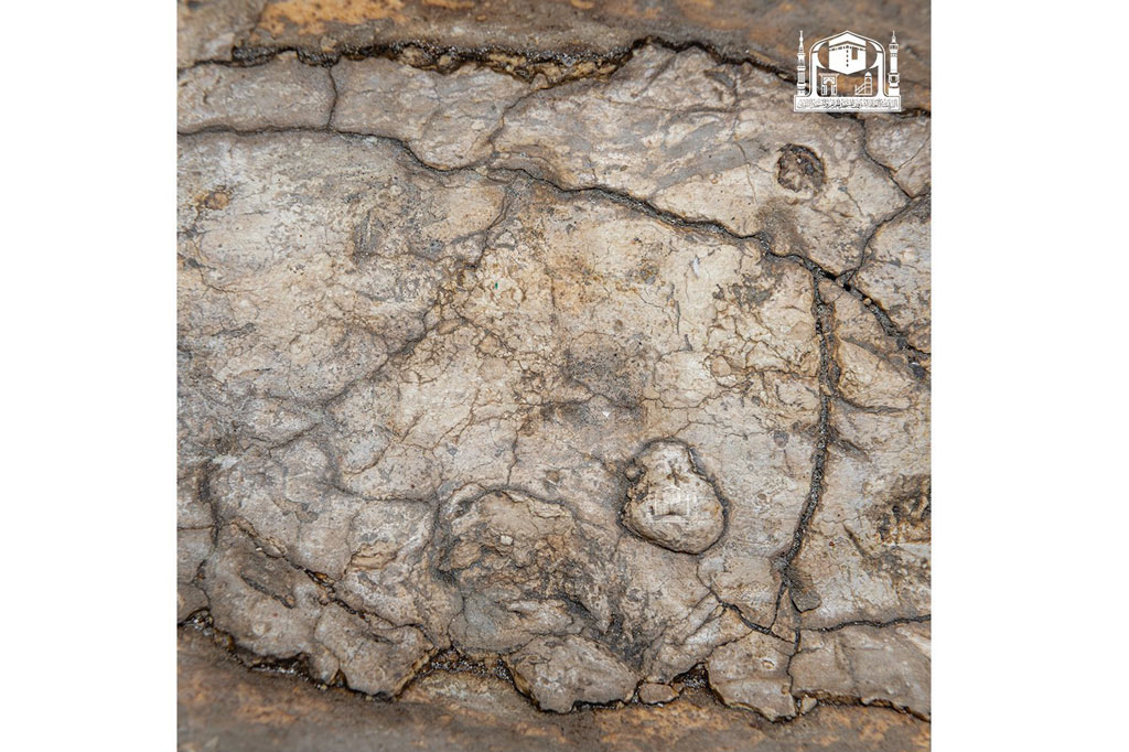 Untuk mengawetkannya, Maqam tersebut diabadikan dengan bingkai emas, perak, dan kaca.