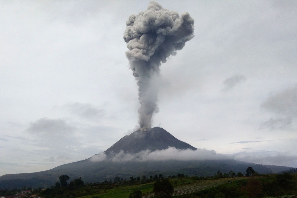 Gunung Sinabung di Kabupaten Karo, Provinsi Sumatera Utara, Jumat, 7 Mei 2021 pagi kembali erupsi dan menyemburkan abu vulkanik dengan tinggi kolom 2.800 meter.