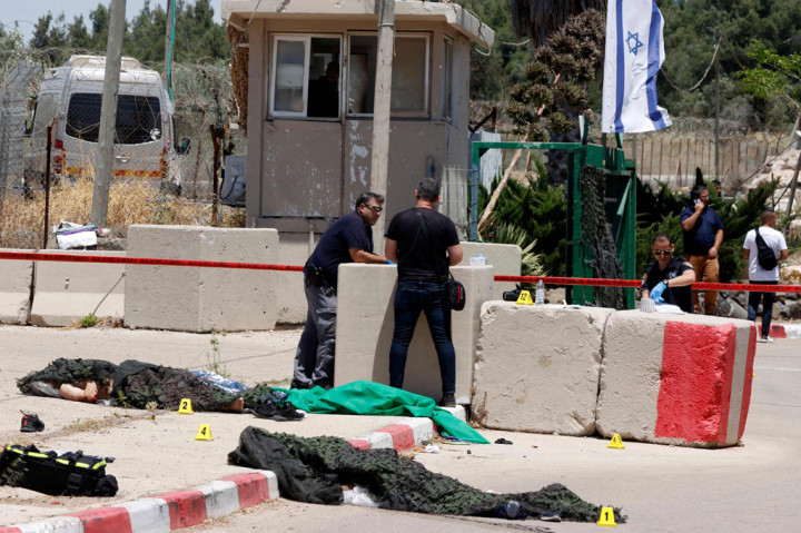 Dua warga Palestina meninggal dunia dan satu lainnya terluka parah setelah ditembak oleh polisi Israel di Tepi Barat, Jumat, 7 Mei 2021. Mereka ditembak setelah melepaskan tembakan ke pangkalan Israel di Tepi Barat yang diduduki.