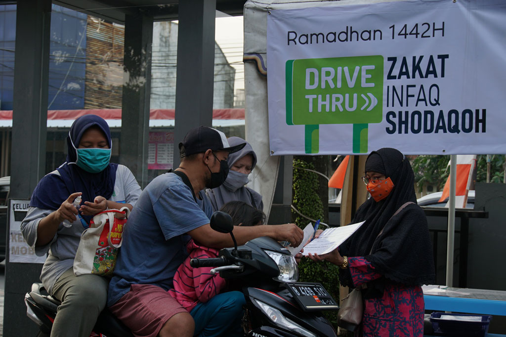 Pandemi virus korona (covid-19) yang belum juga mereda membuat Badan Amil Zakat dan Pengurus Masjid Nurul Hidayah Tanah Kusir, Jakarta Selatan membuka layanan pembayaran zakat dengan sistem drive thru.