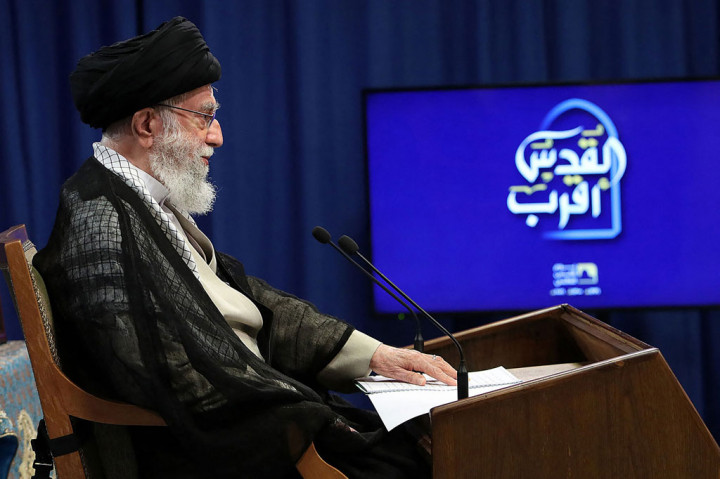 Pemimpin Tertinggi Iran Ayatollah Ali Khamenei menyeru negara-negara Muslim untuk terus berperang melawan Israel, yang dia sebut bukan negara tetapi 'basis teroris' terhadap Bangsa Palestina.