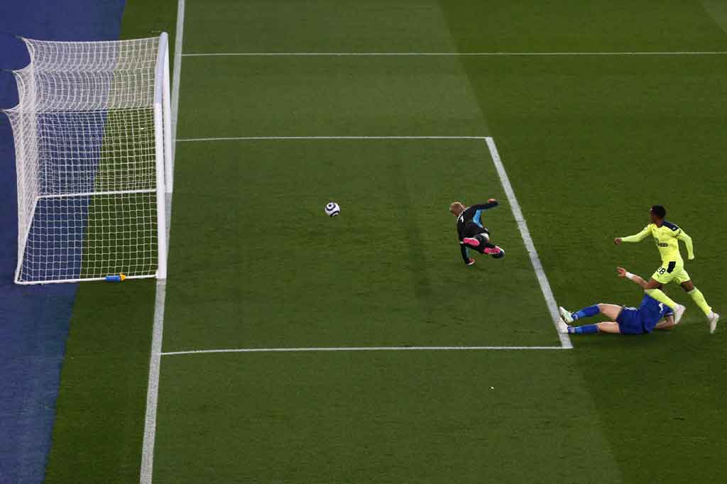 Newcastle membuka keunggulan terlebih dahulu melalui gol Joe Willock pada menit ke-22. Berawal dari keteledoran Caglar Soyuncu, Willock mencuri bola di area pertahanan Leicester sebelum melepaskan tembakan menyilang yang tak mampu diantisipasi kiper Kasper Schmeichel.