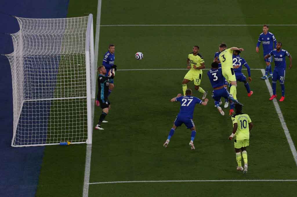 Tim tamu menggandakan keunggulan pada menit ke-34, melalui situasi sepak pojok kiriman Matt Rittchie yang ditanduk Paul Dummett untuk menjebol gawang tuan rumah untuk kedua kalinya. Skor 0-2 bertahan hingga jeda.