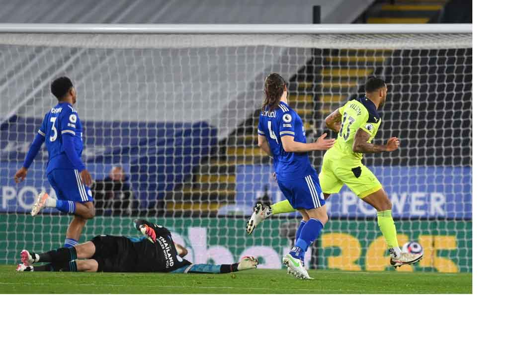 Leicester yang ngotot mencetak gol balasan membuat lini pertahanan mereka lengah dan pada menit ke-64 Timothy Castagne gagal memotong umpan jauh, membuat Callum Wilson menggiring bola melewati Schmeichel dan menyarangkannya ke gawang tak bertuan demi menambah keunggulan Newcastle jadi 3-0.