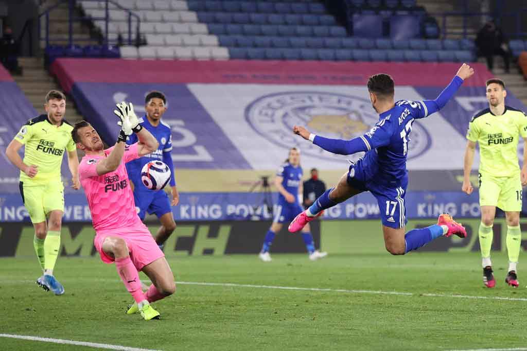 Martin Dubravka melakukan penyelamatan penting atas tembakan berbahaya Ayoze Perez pada menit ke-69.