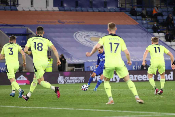 Leicester akhirnya membalas tujuh menit kemudian melalui tembakan keras Marc Albrighton disusul gol Iheanacho tiga menit jelang bubaran.