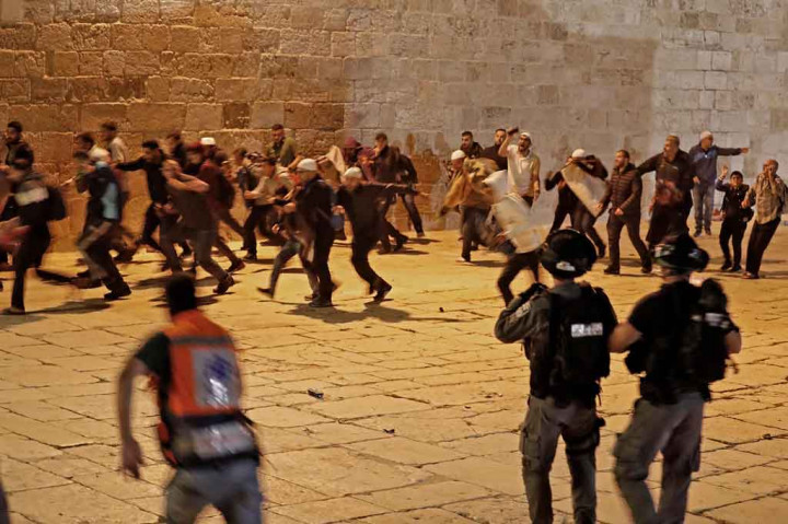 Setidaknya 163 warga Palestina dan enam perwira Israel dilaporkan terluka di Al-Aqsa dan di tempat lain di Yerusalem timur. Bulan Sabit Merah Palestina harus membuka rumah sakit lapangan karena ruang gawat darurat penuh.