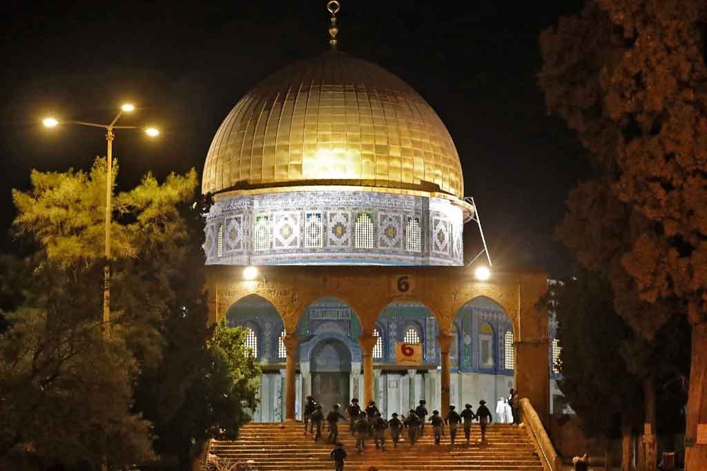 
Kerusuhan Jumat terjadi pada Hari Al-Quds (nama Arab untuk Yerusalem), hari demonstrasi tahunan pro-Palestina yang diadakan oleh Iran, musuh bebuyutan Israel, yang juga diperingati ribuan orang negara-negara mayoritas Muslim hingga Pakistan.