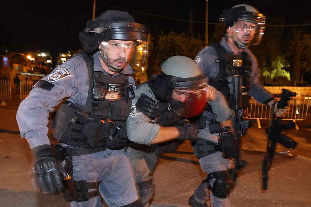 
Polisi mengatakan petugas telah memulihkan ketertiban karena 'kerusuhan ribuan jemaah' setelah salat Isya.