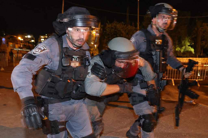 
Polisi mengatakan petugas telah memulihkan ketertiban karena 'kerusuhan ribuan jemaah' setelah salat Isya.