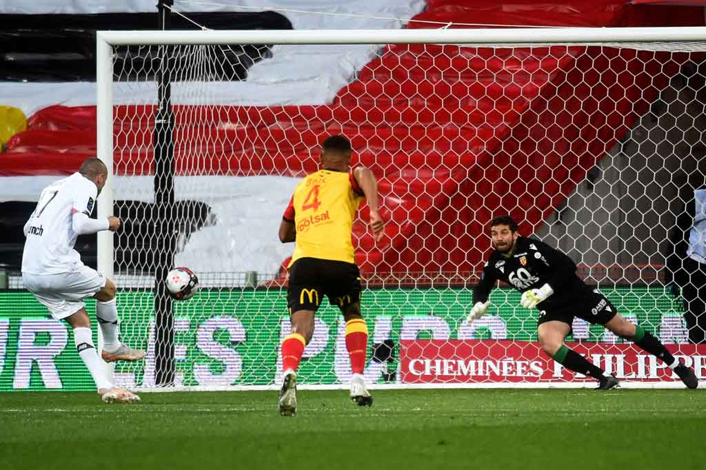 Tim tamu unggul cepat berkat eksekusi penalti Burak Yilmaz. Les Dogues mendapat hadiah tendangan penalti saat laga belum genap berusia dua menit setelah Jonathan Bamba dijatuhkan Seko Fofana.