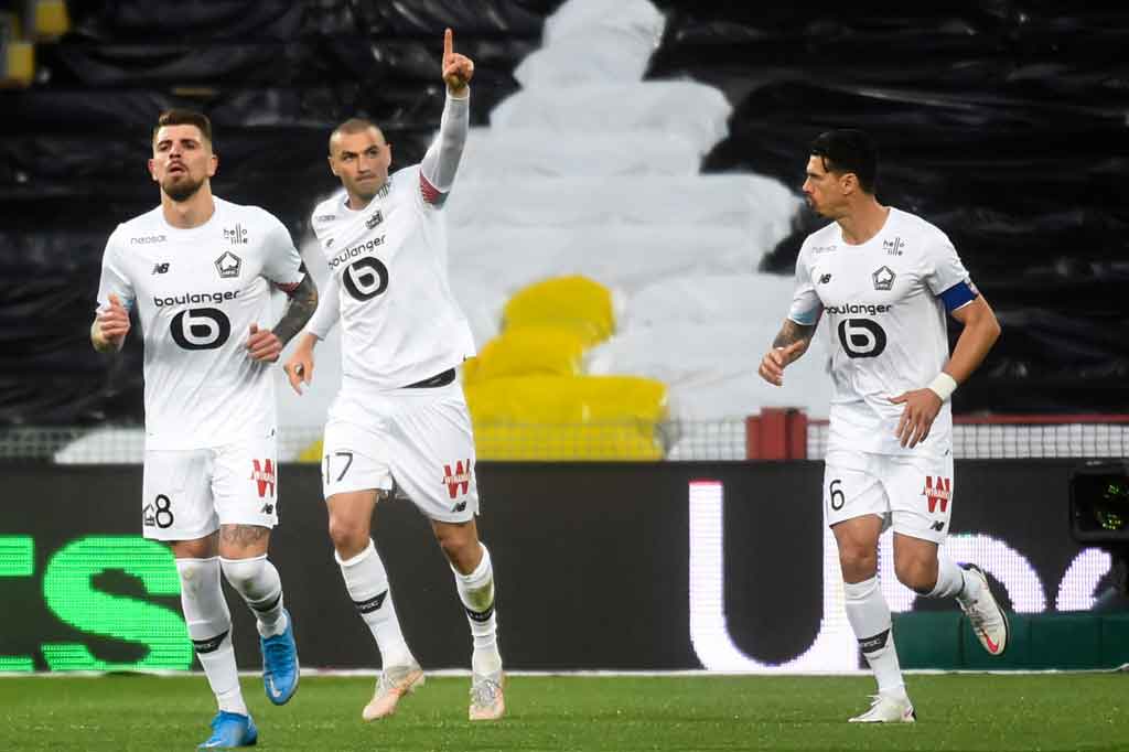 Lille mampu menggandakan keunggulan mereka pada menit ke-40 lewat tembakan jarak jauh Yilmaz yang gagal diantisipasi kiper Jean-Louis Leca. Skor 0-2 bertahan hingga turun minum.