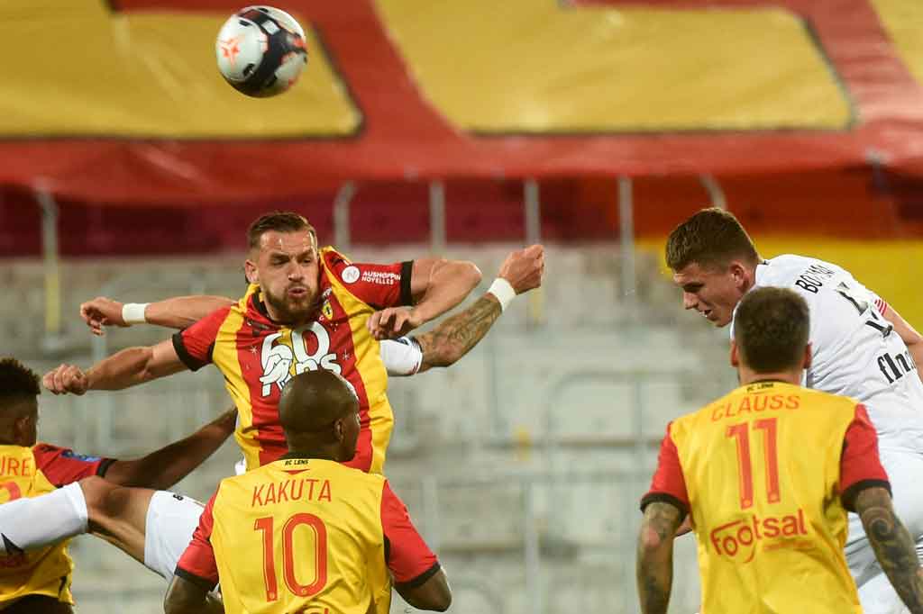 Lens beberapa kali mampu merepotkan pertahanan Lille. Peluang didapat lewat sundulan Yannick Cahuzac namun masih melambung. sementara tandukan Arnaud Kalimuendo serta tembakan Fofana mampu diamankan Maignan demi mengunci kemenangan 3-0 tim tamu.