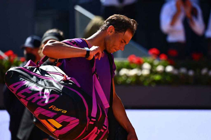 Petenis Spanyol Rafael Nadal harus angkat koper dari Madrid Open usai kalah di babak perempat final, Jumat, 7 Mei 2021 malam WIB. Nadal takluk dari 
unggulan kelima Alexander Zverev.