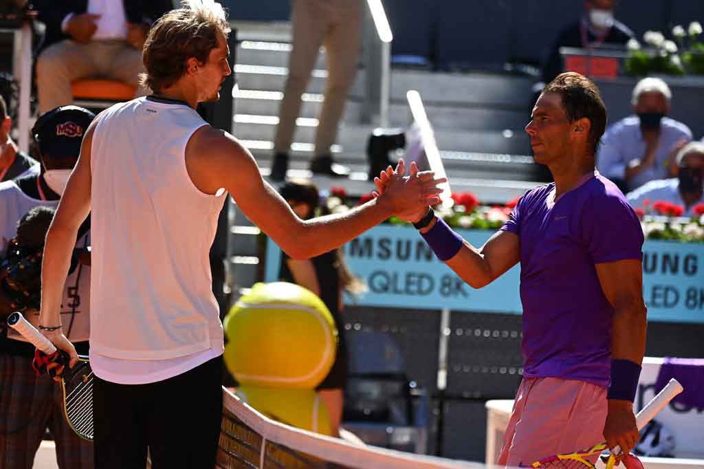 Zverev mengalahkan petenis unggulan pertama itu dengan skor 6-4, 6-4, meski sempat tertinggal di set pembuka. 