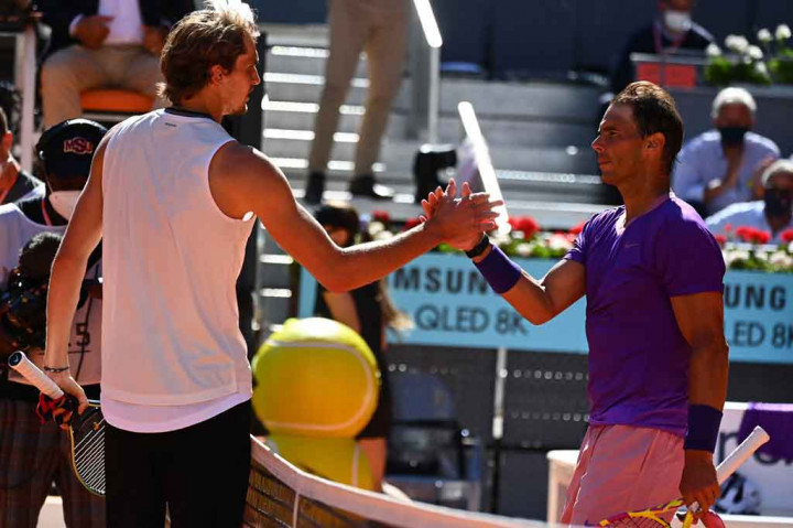 Zverev mengalahkan petenis unggulan pertama itu dengan skor 6-4, 6-4, meski sempat tertinggal di set pembuka. 