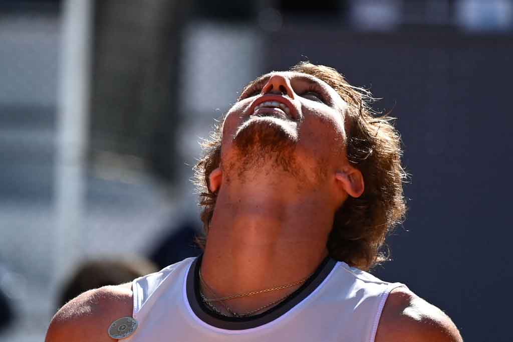 Di semifinal, Zverev akan bertemu unggulan ketiga Dominic Thiem. Thiem memiliki keunggulan 8-2 dalam catatan pertemuan melawan Zverev.