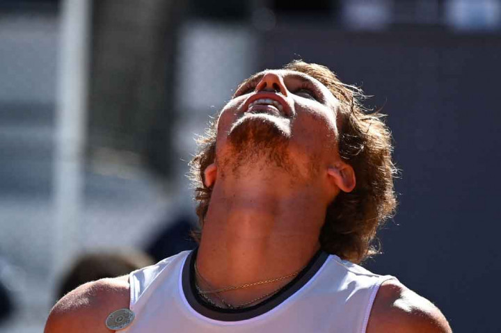 Di semifinal, Zverev akan bertemu unggulan ketiga Dominic Thiem. Thiem memiliki keunggulan 8-2 dalam catatan pertemuan melawan Zverev.
