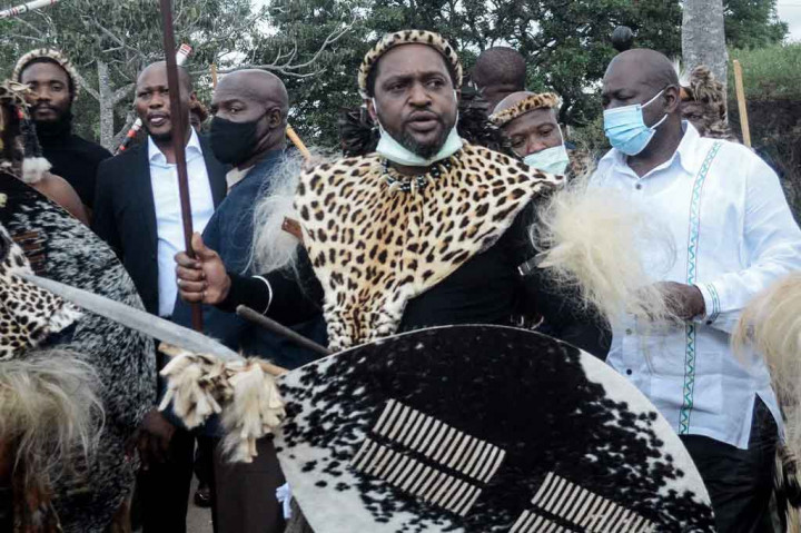 Putra tertua dari almarhum Raja Zulu Afrika Selatan, Goodwill Zwelithini dan ratu wali yang baru saja mangkat, pada Jumat, 7 Mei 2021 waktu setempat, diangkat sebagai penerus raja, di tengah pertempuran suksesi yang bergolak.