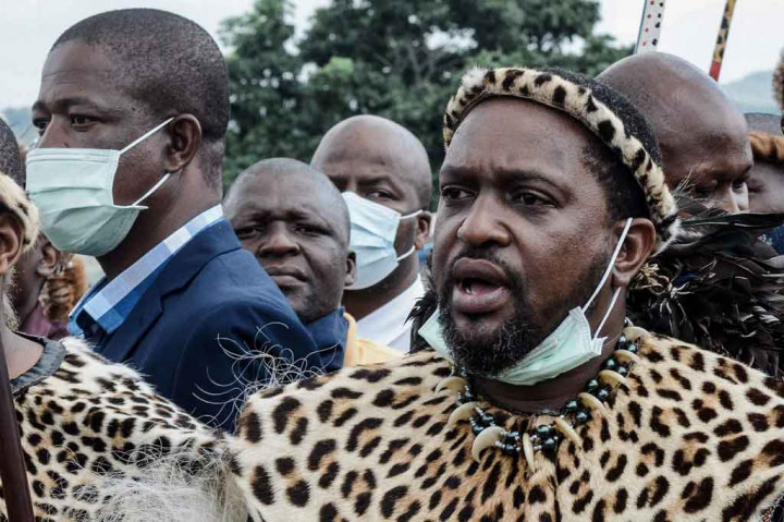 Pangeran Misuzulu Zulu, 46 - yang namanya berarti memperkuat Zulus - diangkat sebagai pewaris dalam wasiat terakhir almarhum ibu dan ratu, Shiyiwe Mantfombi Dlamini Zulu. Surat wasiat itu dibacakan di televisi pada Jumat.