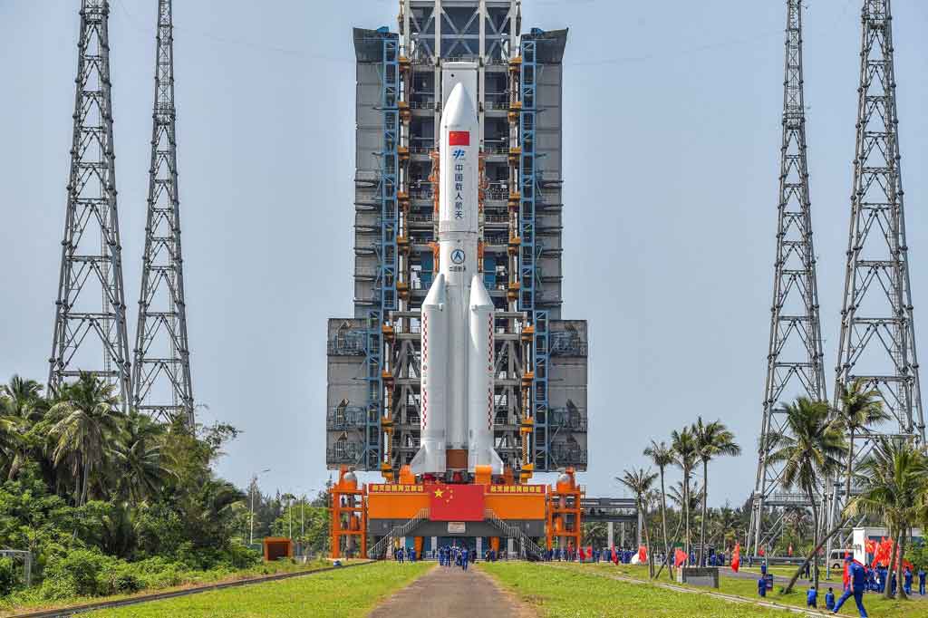 Segmen utamanya yang berbobot 18 ton saat ini terjun bebas dan para ahli mengatakan sulit untuk mengatakan dengan tepat di mana dan kapan bagian-bagian tersebut akan jatuh. 