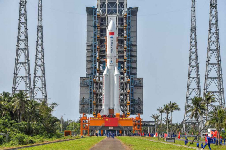 Segmen utamanya yang berbobot 18 ton saat ini terjun bebas dan para ahli mengatakan sulit untuk mengatakan dengan tepat di mana dan kapan bagian-bagian tersebut akan jatuh. 