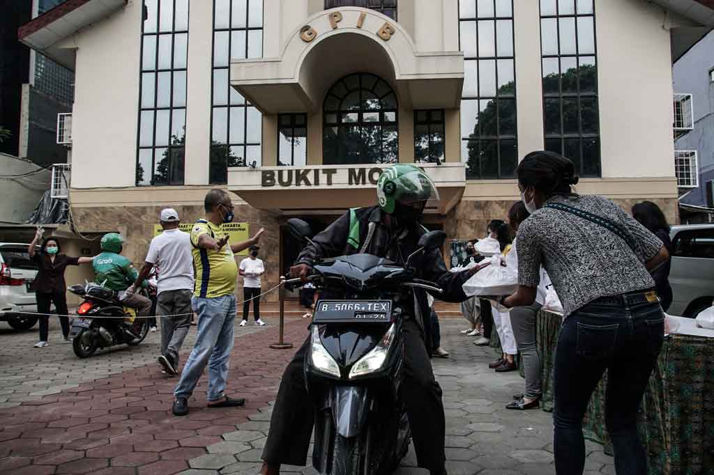 Selama Ramadan, jemaat Gereja Protestan di Indonesia bagian Barat (GPIB) Bukit Moria di Tebet, Jakarta Selatan, berbagi takjil dan nasi kotak untuk masyarakat Muslim. 