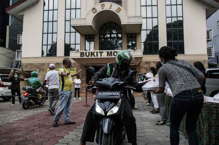 Selama Ramadan, jemaat Gereja Protestan di Indonesia bagian Barat (GPIB) Bukit Moria di Tebet, Jakarta Selatan, berbagi takjil dan nasi kotak untuk masyarakat Muslim. 