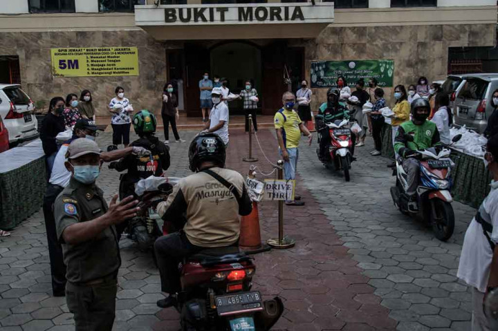 Setiap hari sekitar pukul 17.00 WIB, rombongan pengendara sepeda motor dan pejalan kaki antre masuk ke halaman gereja untuk mengambil paket makanan.