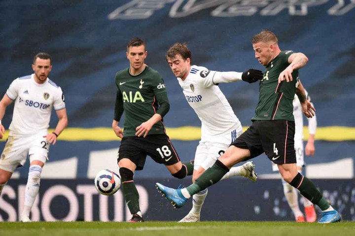 Tuan rumah bermain cukup agresif pada awal laga dan memaksa kiper Hugo Lloris melakukan penyelamatan atas tembakan Patrick Bamford pada menit ketujuh. Dua menit berselang tembakan Pascal Struijk melambung dari sasaran.