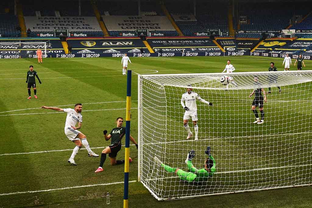 Pada menit ke-13, agresivitas Leeds membuahkan hasil ketika Stuart Dallas dengan sigap menyambar bola liar di hadapan gawang Tottenham. Berawal dari upaya Sergio Reguilon memotong umpan tarik Jack Harrison, Lloris dipaksa melakukan penyelamatan. Tapi bola pantul langsung disambar Dallas untuk men jadi gol, sekaligus membawa Leeds memimpin atas tamunya 1-0.