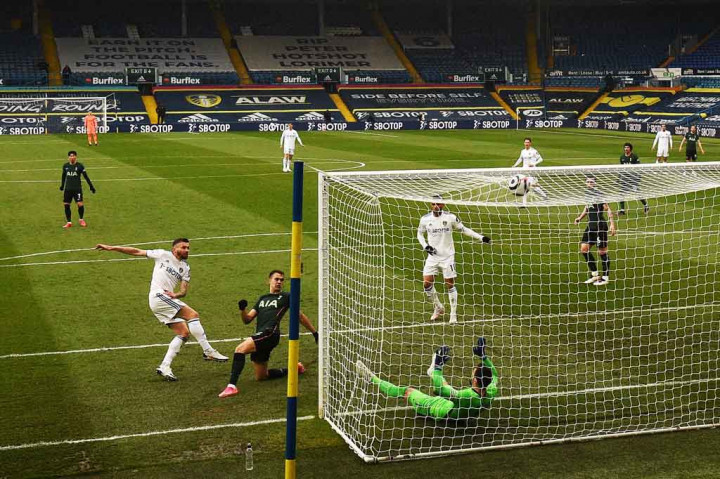 Pada menit ke-13, agresivitas Leeds membuahkan hasil ketika Stuart Dallas dengan sigap menyambar bola liar di hadapan gawang Tottenham. Berawal dari upaya Sergio Reguilon memotong umpan tarik Jack Harrison, Lloris dipaksa melakukan penyelamatan. Tapi bola pantul langsung disambar Dallas untuk men jadi gol, sekaligus membawa Leeds memimpin atas tamunya 1-0.