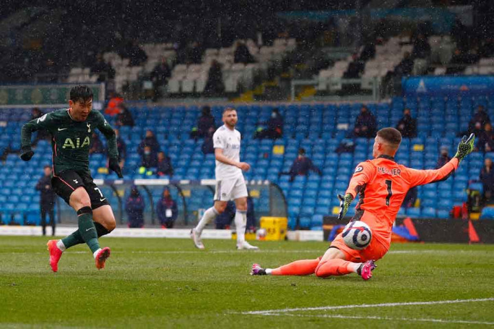 Namun keunggulan Leeds musnah pada menit ke-25 saat umpan terobosan Bamidele Alli sukses diselesaikan Son Heung-min untuk menaklukkan kiper Illan Meslier yang keluar dari sarangnya. Skor menjadi sama kuat 1-1.
