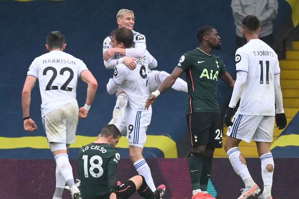 Tiga menit sebelum turun minum Leeds sukses merestorasi keunggulan mereka melalui sontekan jarak dekat Bamford menyelesaikan umpan tarik kiriman Ezgjan Alioski. Skor 2-1 bertahan hingga babak pertama berakhir.