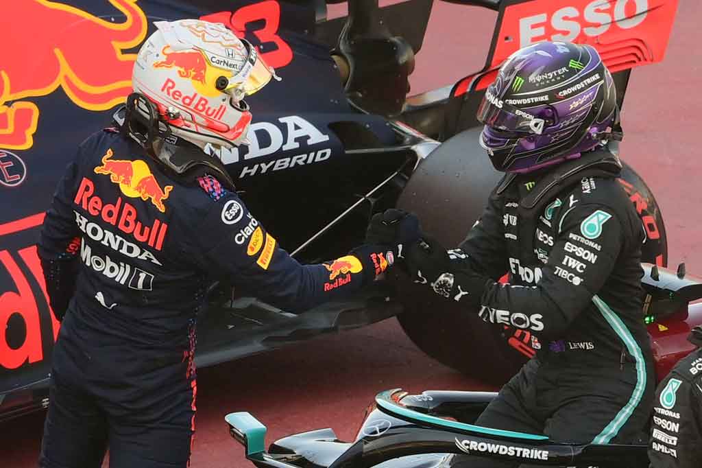 Sementara itu pembalap Red Bull berusia 36 tahun Max Verstappen start di urutan kedua, terpaut 0,036 detik dari Hamilton.
