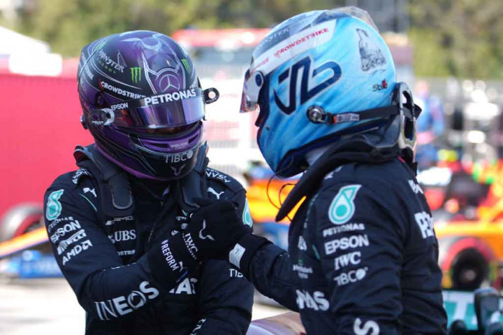 Berikutnya Valtteri Bottas di mobil Mercedes kedua akan start dari P3, disusul Charles Leclerc melengkapi baris kedua untuk Ferrari.