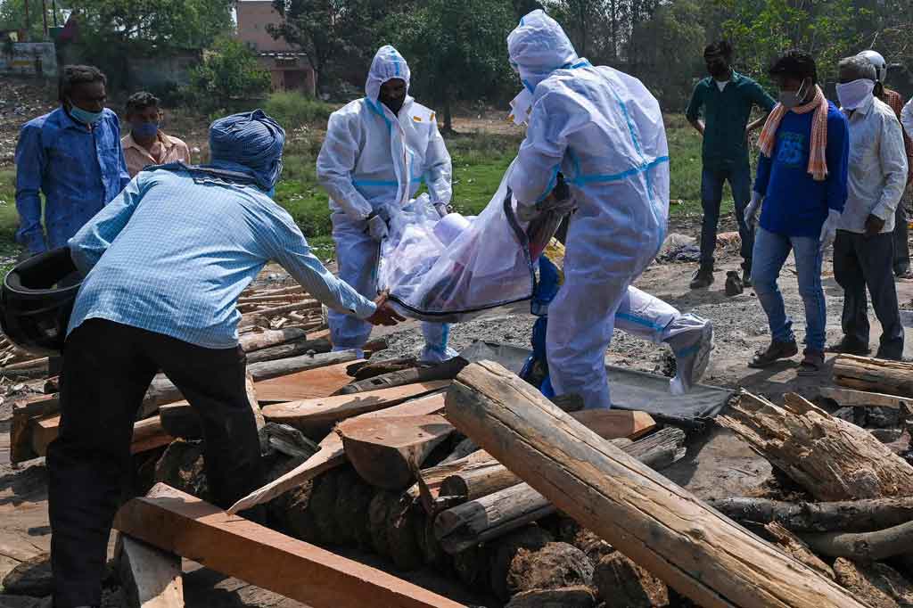 India mencatat lebih dari 4.000 kematian akibat virus korona dalam sehari untuk pertama kalinya. Sebanyak  4.187 kematian baru membuat jumlah keseluruhan kematian di India menjadi 238.270 sejak pandemi dimulai. 