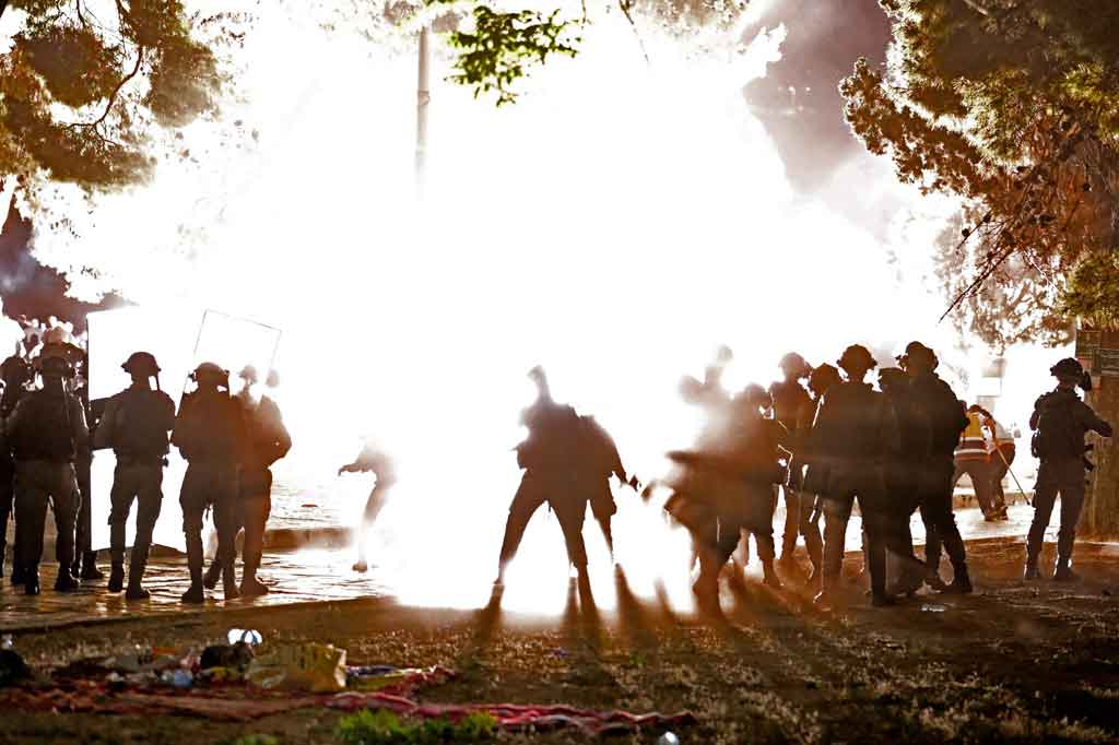 Lebih dari 160 orang terluka setelah polisi anti huru-hara Israel bentrok dengan warga Palestina di kompleks masjid Al-Aqsa di Yerusalem pada Jumat, 7 Mei 2021 malam waktu setempat, mengakhiri kekerasan selama seminggu di Kota Suci dan Tepi Barat yang diduduki.